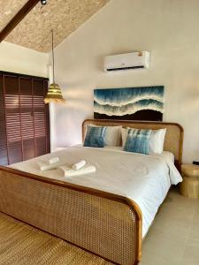 Giường trong phòng chung tại Nitiporn Resort kohphayam & seaagain bar and restaurants