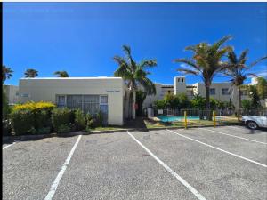 een parkeerplaats voor een gebouw bij KINGSLEY Green in Gqeberha