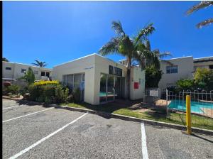 een lege parkeerplaats voor een gebouw bij KINGSLEY Green in Gqeberha