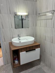 a bathroom with a sink and a mirror at Maison indépendante avec jardin in Abidjan