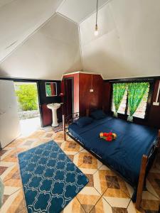 een slaapkamer met een groot blauw bed in een kamer bij White Sandy Beach Dive Resort in Naviti Island