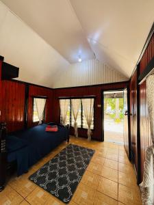 een slaapkamer met een blauw bed en een tapijt bij White Sandy Beach Dive Resort in Naviti Island +69 foto's