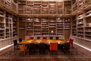 Biblioteket på resortet + 64 billeder