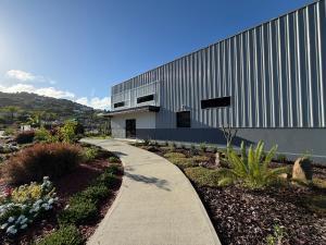 Jolly HarbourLuxury Waterfront Villa 431F Starlink Wifi的前面有人行道的建筑