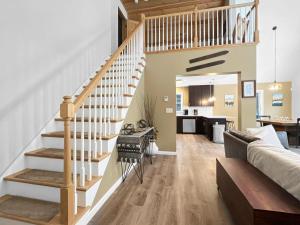 un soggiorno con scala e cucina di The Mendon House a Killington