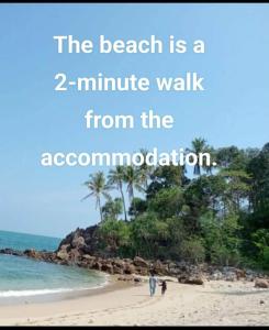 Het strand ligt op een minuut loopafstand van de accommodatie. bij Lanta Beautiful beach house in Koh Lanta