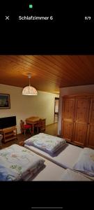 2 letti singoli in una camera con tavolo di Hotel Restaurant Park Jaizinen a Mitthal