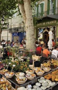 een tafel vol met eten voor een gebouw bij Le Coeur de L'Isle, Cosy, Hypercentre, Clim, Wifi, TV, Netflix in LʼIsle-sur-la-Sorgue