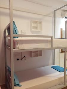 Letto a castello in dormitorio dotato di: di Marine Hostel at Negombo Beach a Negombo