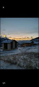 un aereo che vola sopra le case in un campo innevato di Hotel Restaurant Park Jaizinen a Mitthal