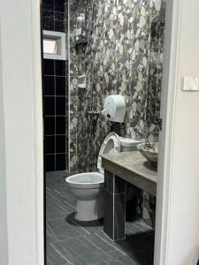 een badkamer met toilet en wastafel bij M-Resort Pathum-thani Thailand in Ban Khlong Sam Wa (3) +6 foto's