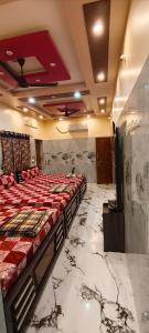 En eller flere senge i et værelse på Happy Holidays Cottage