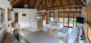 een woonkamer met een bank en een tafel bij Cabañas Las Achiras in Punta Del Diablo