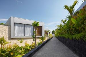 En have udenfor Hidden City Ubud - Modern Comfort and Relaxed Living near Central Ubud and Rice Fields - New Year's Offer