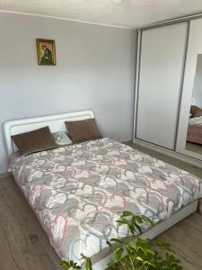 a bedroom with a bed and a window at Guest House Fenix in Karuči