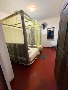 En eller flere senge i et værelse på Dimuthu Cottage Hiriketiya + 13 billeder