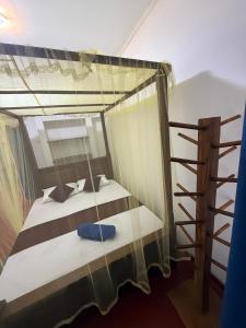 En eller flere senge i et værelse på Dimuthu Cottage Hiriketiya