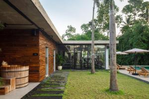 En have udenfor Hidden City Ubud - Modern Comfort and Relaxed Living near Central Ubud and Rice Fields - New Year's Offer