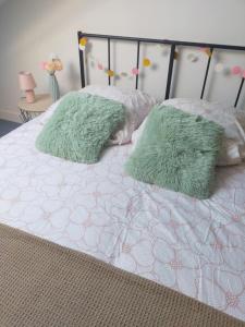 En eller flere senge i et værelse på Bulles de bonheur + 3 billeder