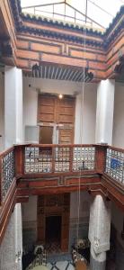 una grande camera con scala in legno in un edificio di dar ben issa a Fes