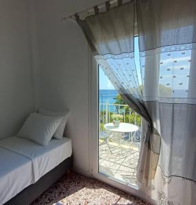 En eller flere senge i et værelse på Kalimera Aegina