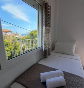 En eller flere senge i et værelse på Kalimera Aegina