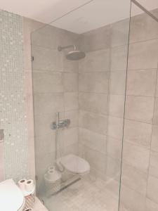 ein Badezimmer mit Dusche, Toilette und Waschbecken in der Unterkunft Jade Luxury Apartment La Marsa in Dar el Haj Ahmed Souid + 15 Fotos