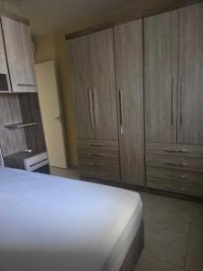 Giường trong phòng chung tại Beachfront Apartment