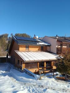 una casa con un tetto solare nella neve di Bungalov Jozef a Liptovská Teplička