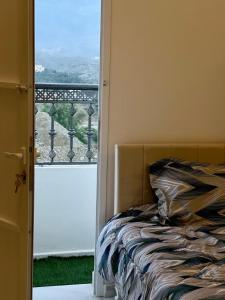 een slaapkamer met een bed met uitzicht op een balkon bij فندق وادي السحتن in Al Ambaḩ +17 foto's