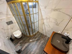 un bagno con un water e un lavandino di METTE Otel a Silifke Altre 7 foto