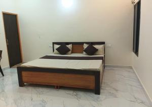 a bedroom with a bed in a room at Hotel Pampa Sarovar in Chhatarpur