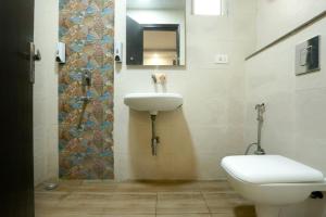 een badkamer met een wastafel en een toilet bij Hotel Signature Suites Near Delhi Airport in New Delhi