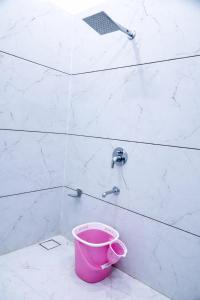 Koupelna v ubytování Hotel JL Palace Shri Mahakaleshwar Jyotirlinga Temple And Railway Station - Fully Air Conditioned Premium Room - Free Wi-fi - Free Parking Available - Best Premium Hotel In Ujjain