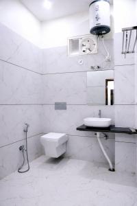 Koupelna v ubytování Hotel JL Palace Shri Mahakaleshwar Jyotirlinga Temple And Railway Station - Fully Air Conditioned Premium Room - Free Wi-fi - Free Parking Available - Best Premium Hotel In Ujjain