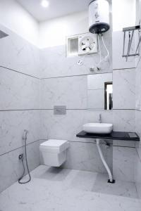 Koupelna v ubytování Hotel JL Palace Shri Mahakaleshwar Jyotirlinga Temple And Railway Station - Fully Air Conditioned Premium Room - Free Wi-fi - Free Parking Available - Best Premium Hotel In Ujjain