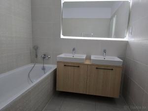 Phòng tắm tại Luxury Rinok rooms +19 ảnh