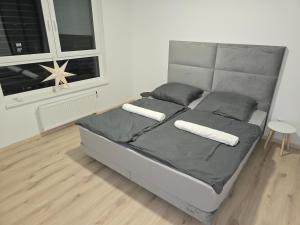 Giường trong phòng chung tại Luxury Rinok rooms