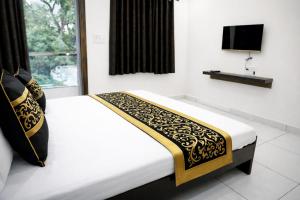 Postel nebo postele na pokoji v ubytování Hotel JL Palace Shri Mahakaleshwar Jyotirlinga Temple And Railway Station - Fully Air Conditioned Premium Room - Free Wi-fi - Free Parking Available - Best Premium Hotel In Ujjain