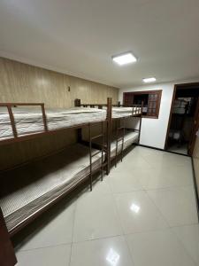 una stanza con due letti a castello di Rio Waves Hostel Copacabana a Rio de Janeiro