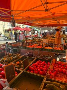 een markt met veel dozen groenten en fruit bij Dependance1 in Marignane