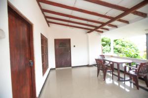 una sala da pranzo con tavolo e sedie di The Spring Holiday a Mirissa Altre 39 foto