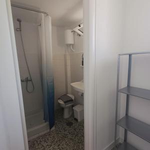 Et badeværelse på Kalimera Aegina + 24 billeder