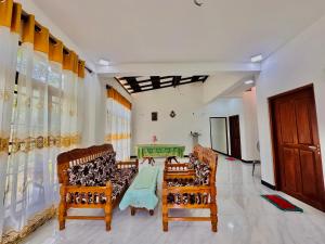 een woonkamer met stoelen en een tafel bij In Dream Villa in Rekawa +25 foto's