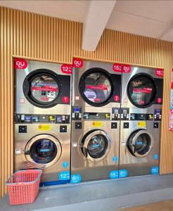 een rij wasmachines in een ruimte met een wasmand bij Lo-Ha Guest house, Contactless Check-in in Bangkok +52 foto's