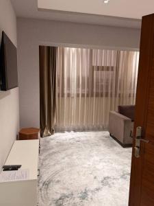 OktyabrʼGrand Hotel的一间有床、沙发和窗户的房间