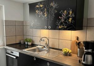 een keuken met een spoelbak en een aanrechtblad bij Ihr Zuhause am Dom Stilvoll übernachten im Herzen von Halberstadt in Halberstadt