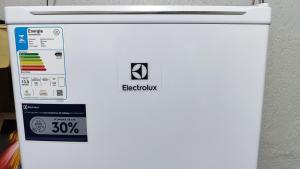 卡雅泽拉斯Qt bem localizado e Confortável -Centro的一台白色冰箱，上面有电力标志