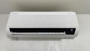 卡雅泽拉斯Qt bem localizado e Confortável -Centro的一张桌子上置放的白色打印机