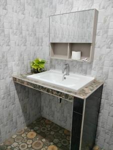 ein Badezimmer mit Waschbecken und Spiegel in der Unterkunft ปารมีฟาร์มสเตย์ in Ban Chao Nam